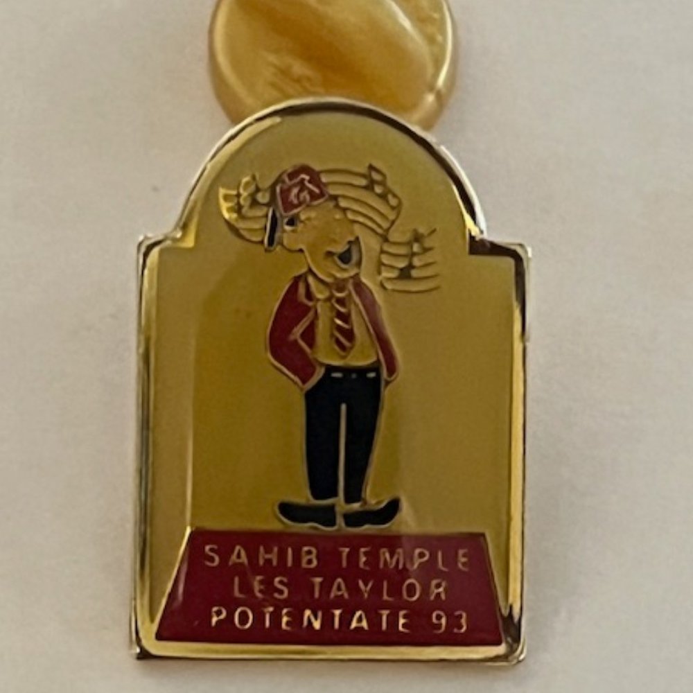 VTG 1993 Singing Shriner Les Taylor Potentate Sahib Temple Lapel Hat Pin .75"x1"